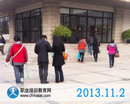 2013年经济师考试于11月2日顺利开考·职业培训教育网摄